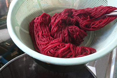 スオウで真っ赤に染まった毛糸