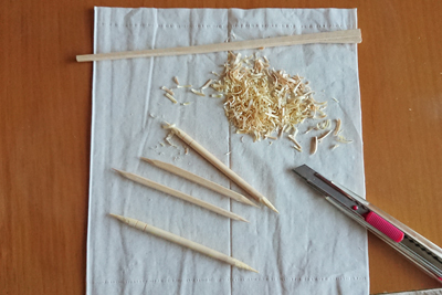 割り箸を削って編み棒を作る