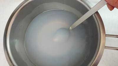ミョウバンを熱湯で溶かす