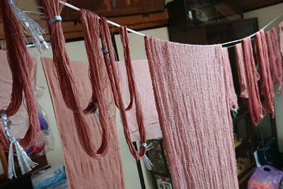 枇杷染めの布や糸