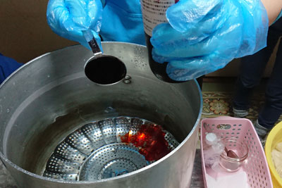 ラックダイ液体植物染料を鍋に投入