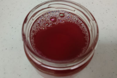 酸化マグネシウム入りアボカドの種1番液の色3分後