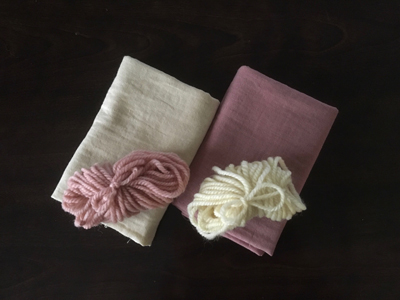 乾燥後の柿染め木綿布と毛糸