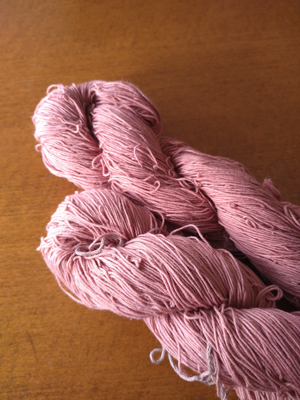 アボカド染めの糸とキウイ染めの糸