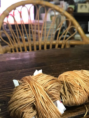 ビワの葉染めサトウキビ糸