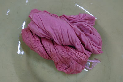 ビワ染めの綿糸と晒し