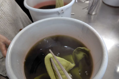 栴檀染め作業