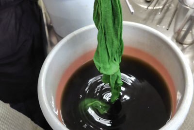 緑染め作業