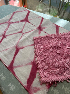 ラックカイガラムシ染め木綿生地と刺繍タオル