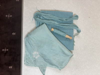 クサギ染め刺し子糸と晒し布、シルクハンカチーフ