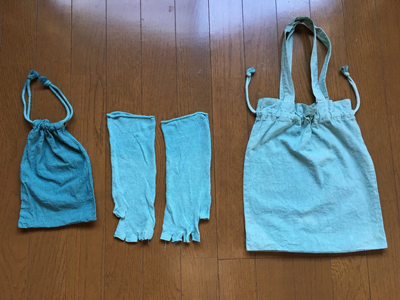 クサギ染め巾着とシルク手袋