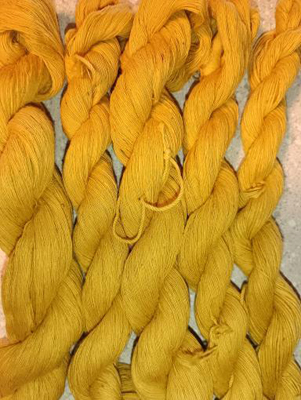 センダングサ染め手紡ぎ糸