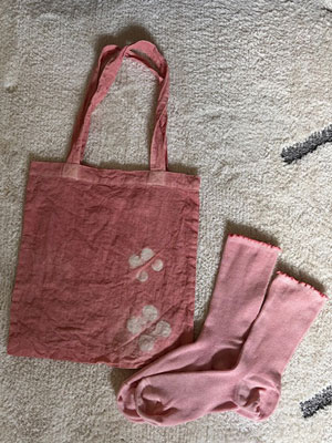 西洋茜染めバッグと靴下