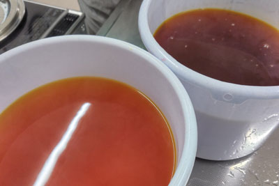 スオウ染め染液の色