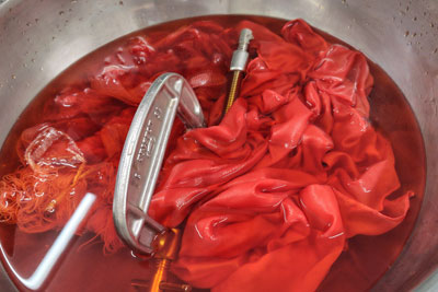 蘇芳染め染色作業