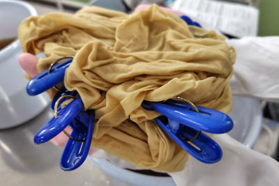 洗濯バサミで模様入れ