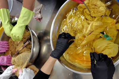 初心者向け草木染め体験風景