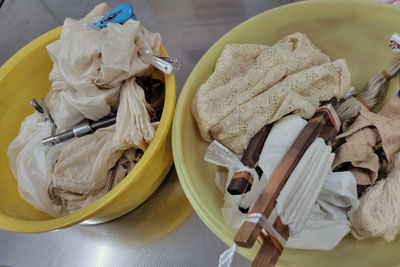 模様を入れた染める布