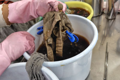 ヤシャブシ染色作業