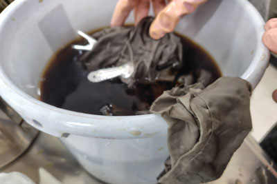 ヤシャブシ染色作業