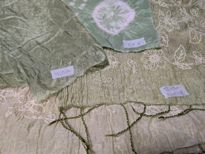 緑染め乾燥後の絹布と刺繍ストール