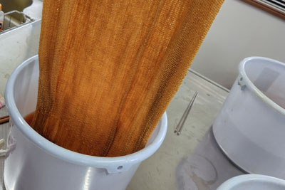 染め重ね作業